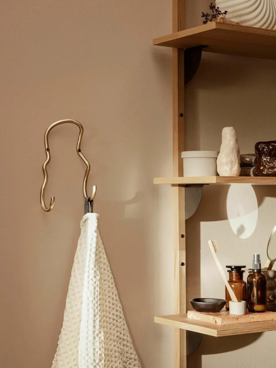Handgemaakte messing wandhaak Curvature^ferm LIVING Outlet