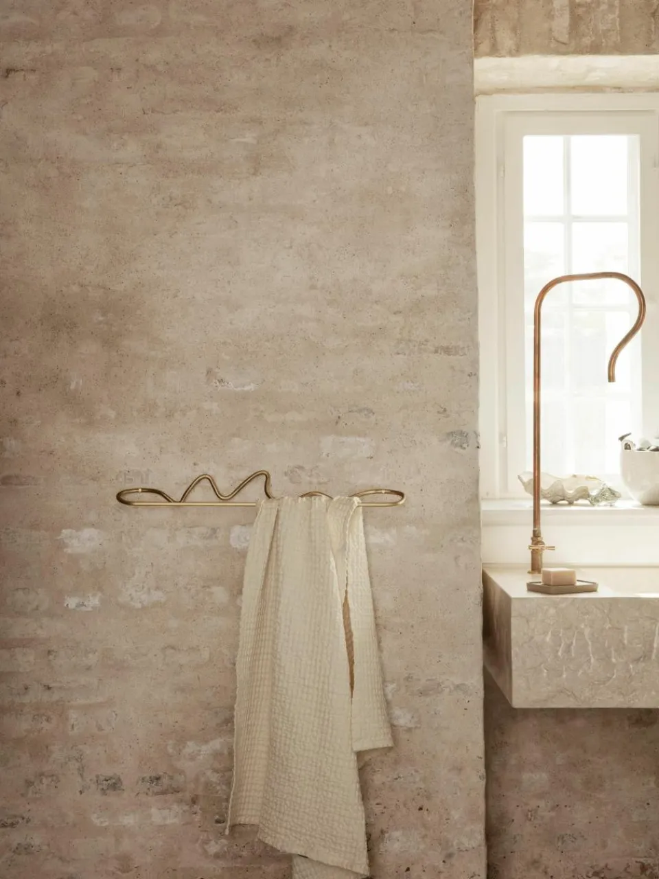 Handgemaakte metalen wandhanddoekhouder Curvature^ferm LIVING Fashion