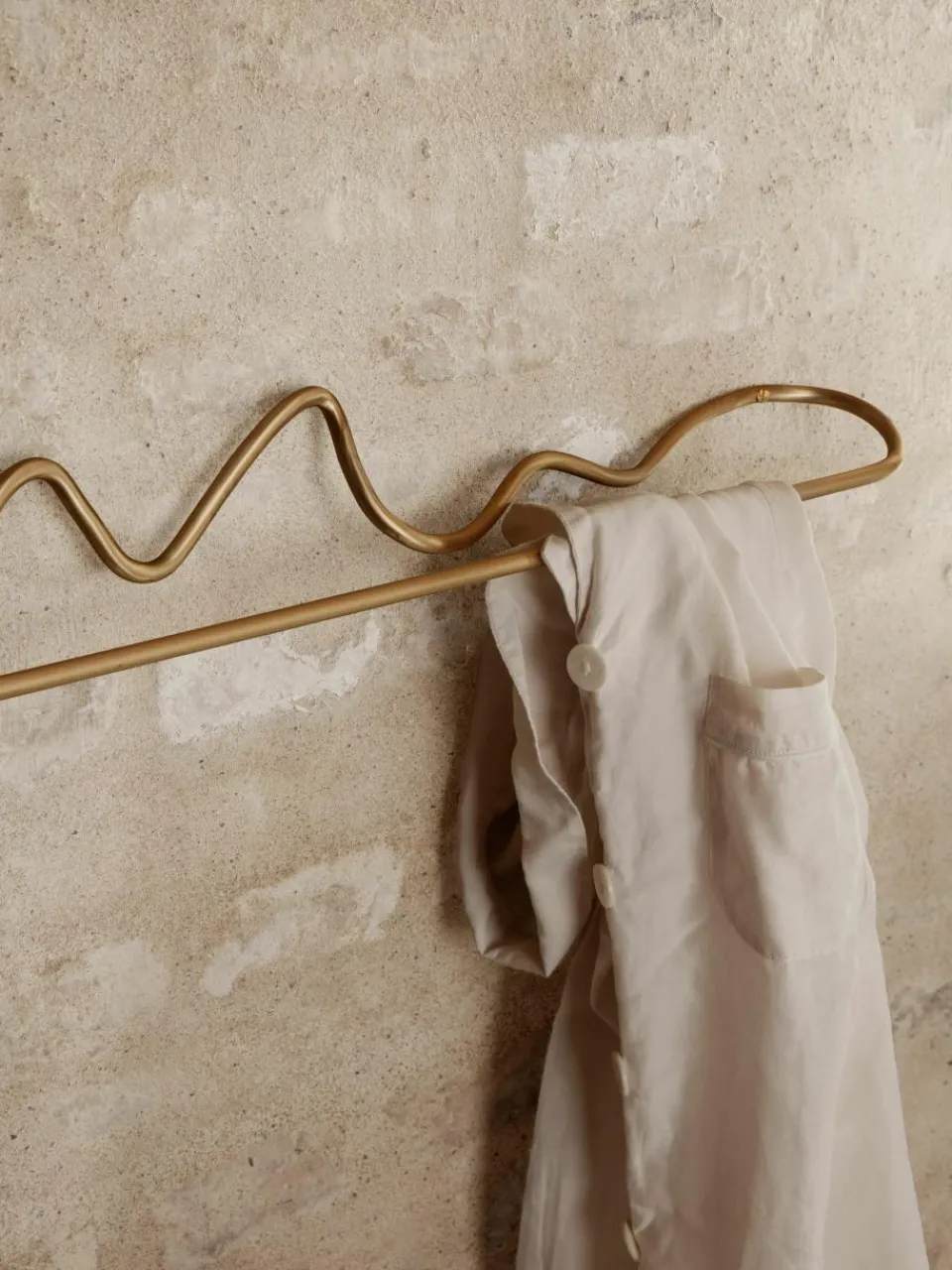 Handgemaakte metalen wandhanddoekhouder Curvature^ferm LIVING Fashion