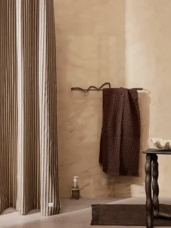 Handgemaakte metalen wandhanddoekhouder Curvature^ferm LIVING Discount