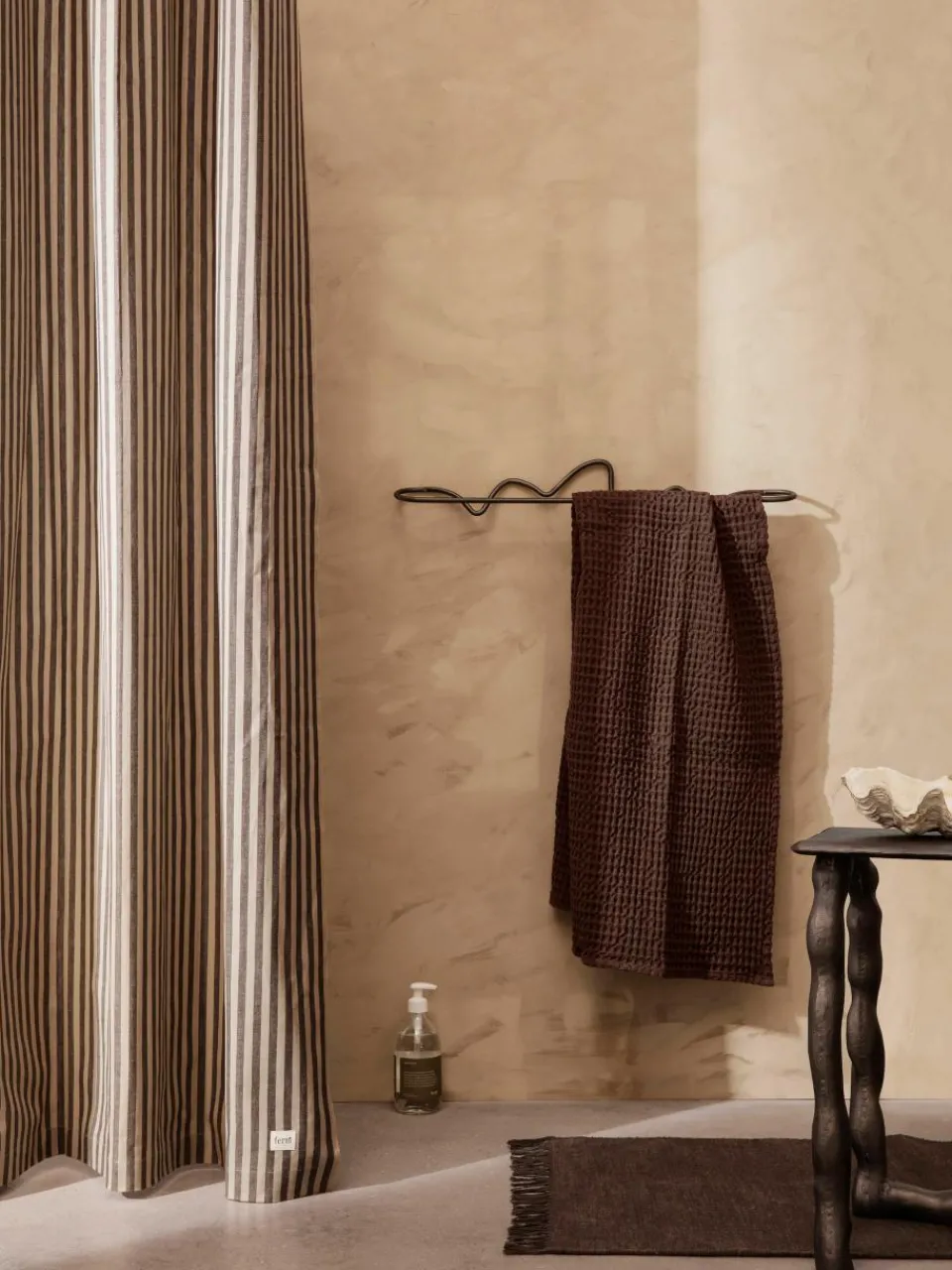 Handgemaakte metalen wandhanddoekhouder Curvature^ferm LIVING Discount