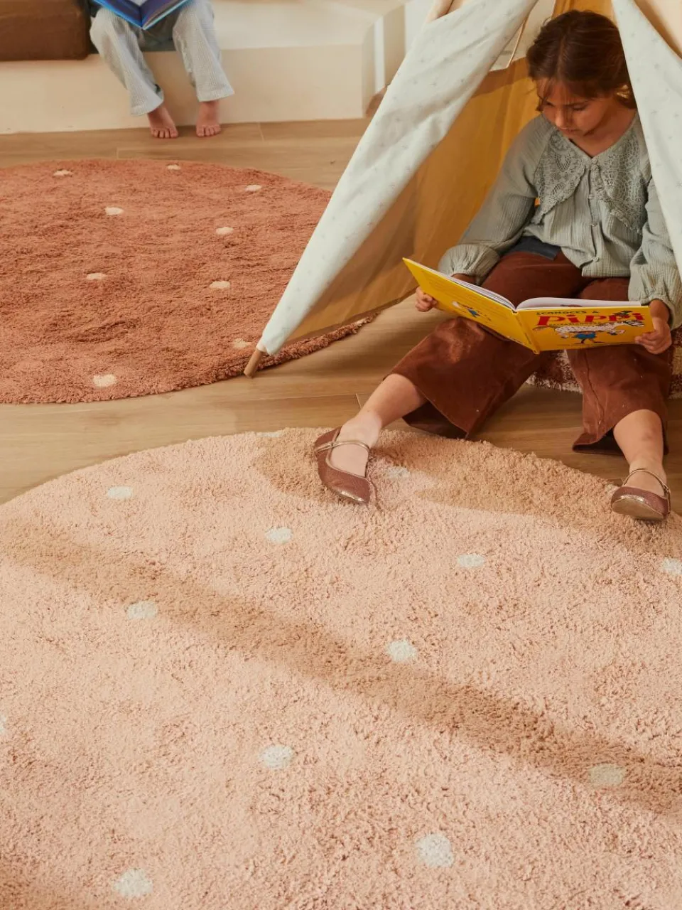 Handgetuft rond vloerkleed Dot met hoog-laag effect, wasbaar^Lorena Canals Online
