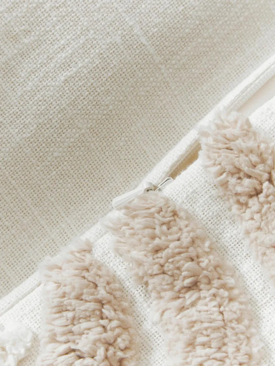 Handgetufte kussenhoes Coraline met decoraties^Westwing Collection Hot