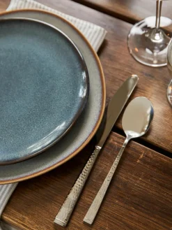 Hoogglans gepolijste bestekset Blacksmith met gehamerde handgrepen, 6 personen (30-delig)^Villeroy & Boch Hot