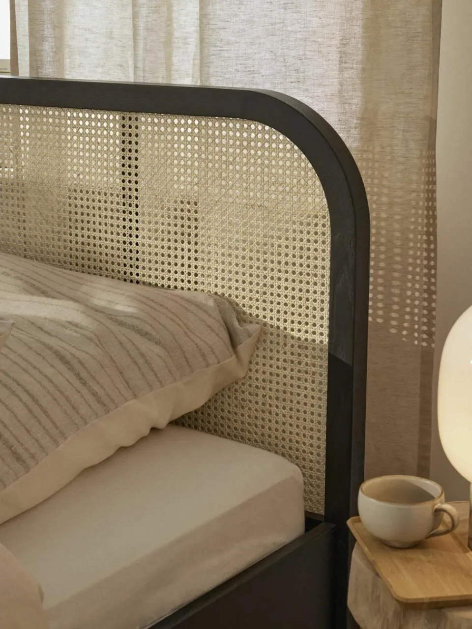 Houten bed Jones met hoofdeinde van Weens vlechtwerk^Westwing Collection Best