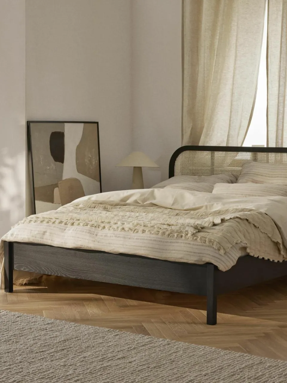 Houten bed Jones met hoofdeinde van Weens vlechtwerk^Westwing Collection Best