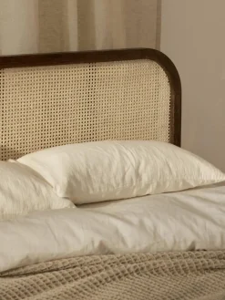 Houten bed Jones met hoofdeinde van Weens vlechtwerk^Westwing Collection Best