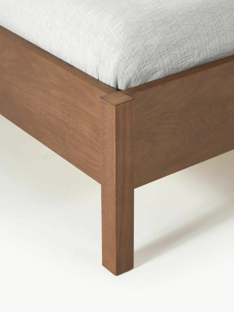 Houten bed Jones met hoofdeinde van bouclé^Westwing Collection Clearance