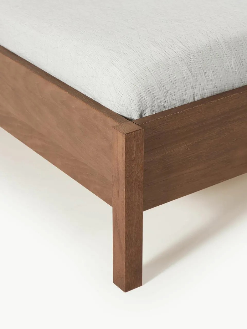 Houten bed Jones met hoofdeinde van bouclé^Westwing Collection Sale