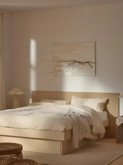 Houten bed Sato met lades en hoofdeinde^Westwing Collection Hot