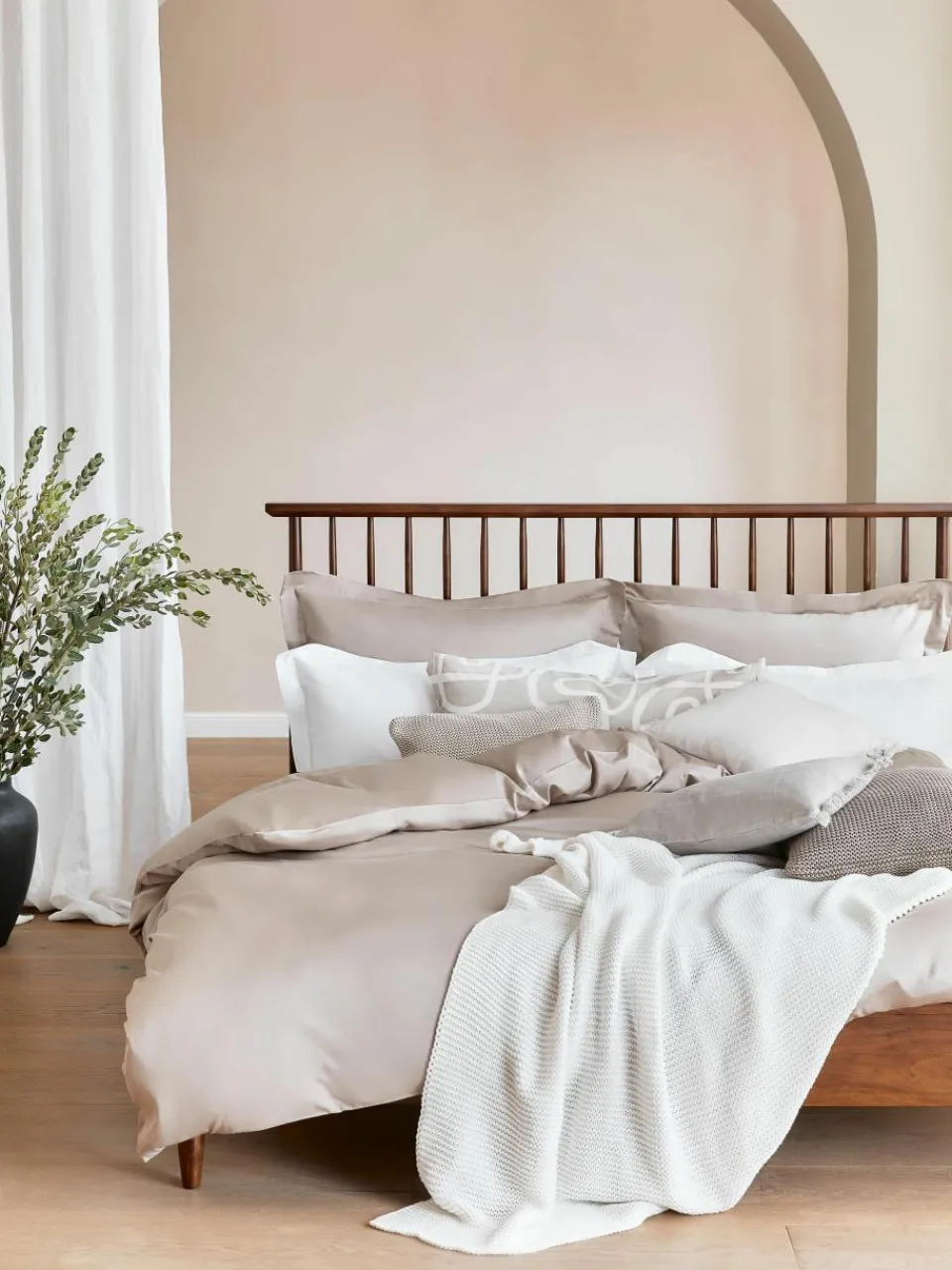 Houten bed Windsor met hoofdeinde van grenenhout^Westwing Collection Hot