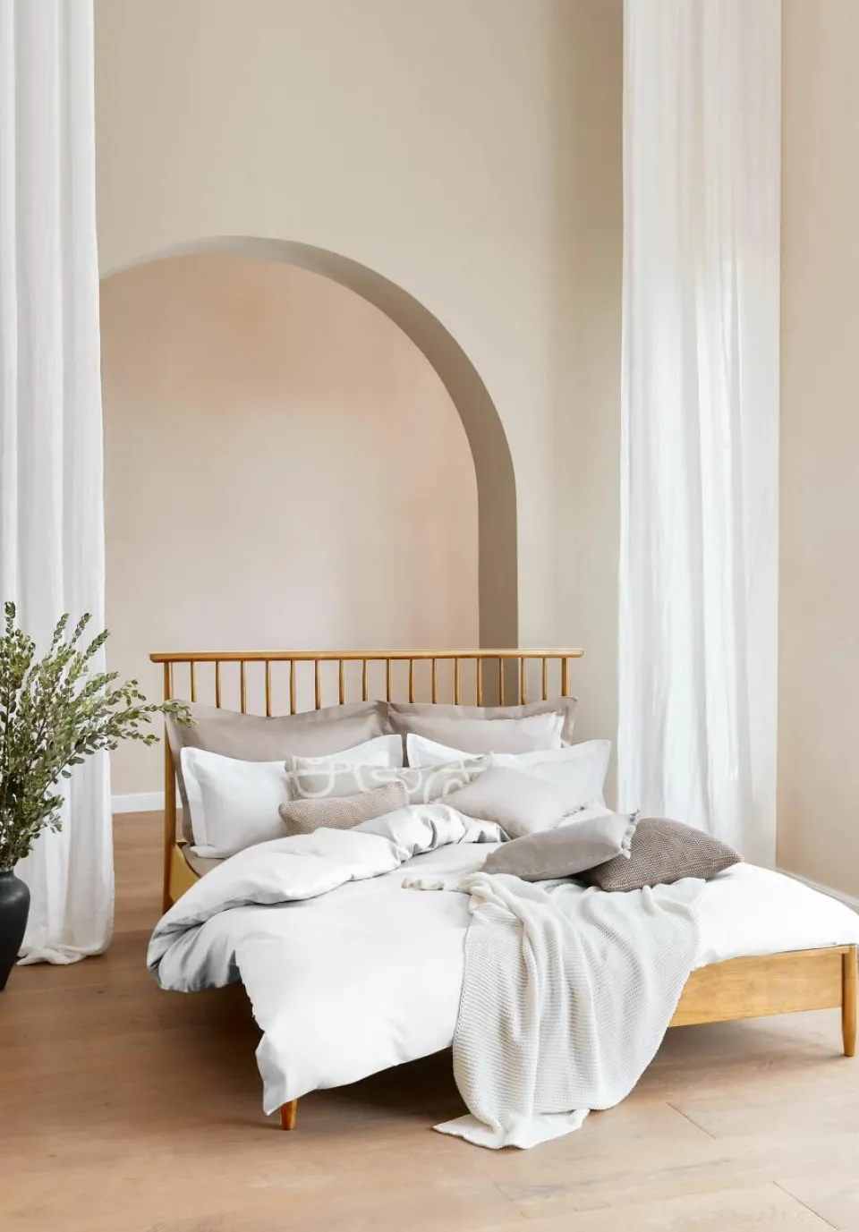 Houten bed Windsor met hoofdeinde van grenenhout^Westwing Collection Clearance