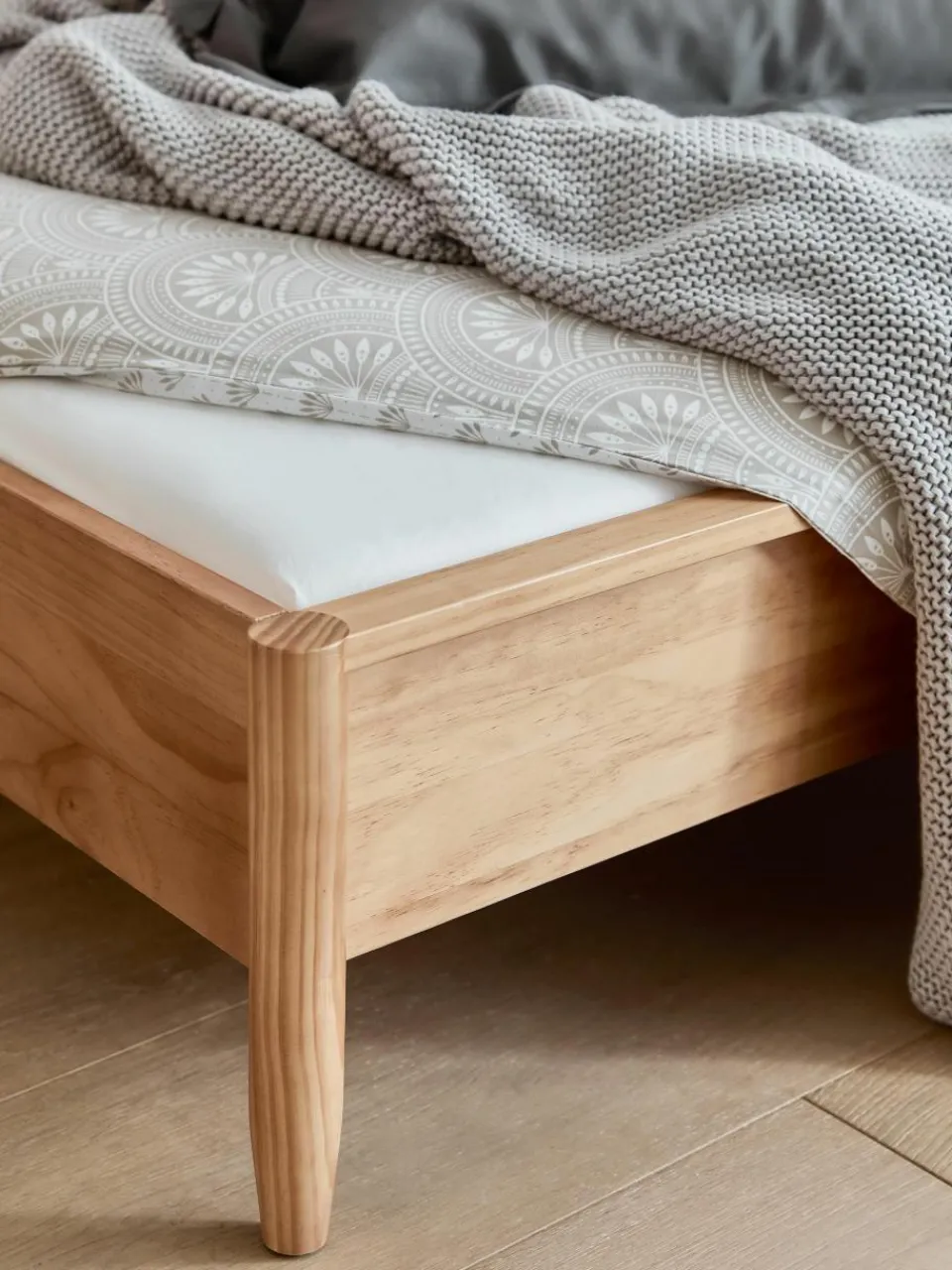 Houten bed Windsor met hoofdeinde van grenenhout^Westwing Collection Clearance