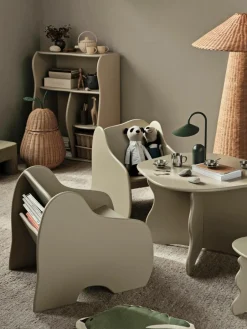 Houten kinderloungestoel Slope met boekenplank^ferm LIVING Kids Outlet
