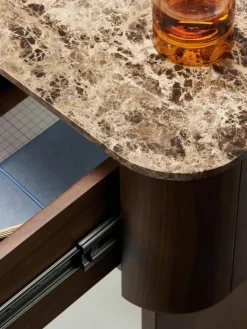 Houten nachtkastje Zumi met marmeren blad^Westwing Collection Outlet