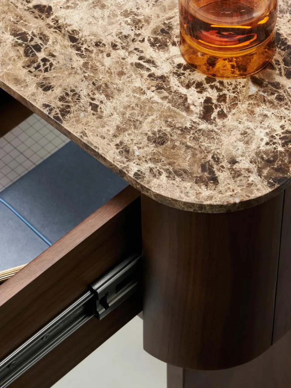 Houten nachtkastje Zumi met marmeren blad^Westwing Collection Outlet
