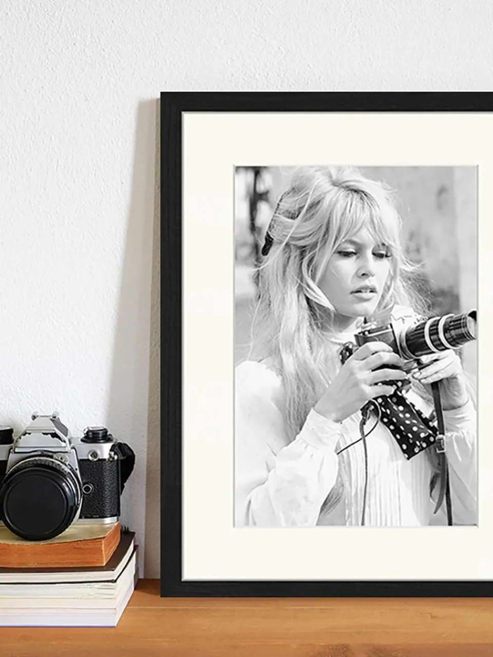 Ingelijste digitale print Brigitte With Her Camera^Any Image Discount