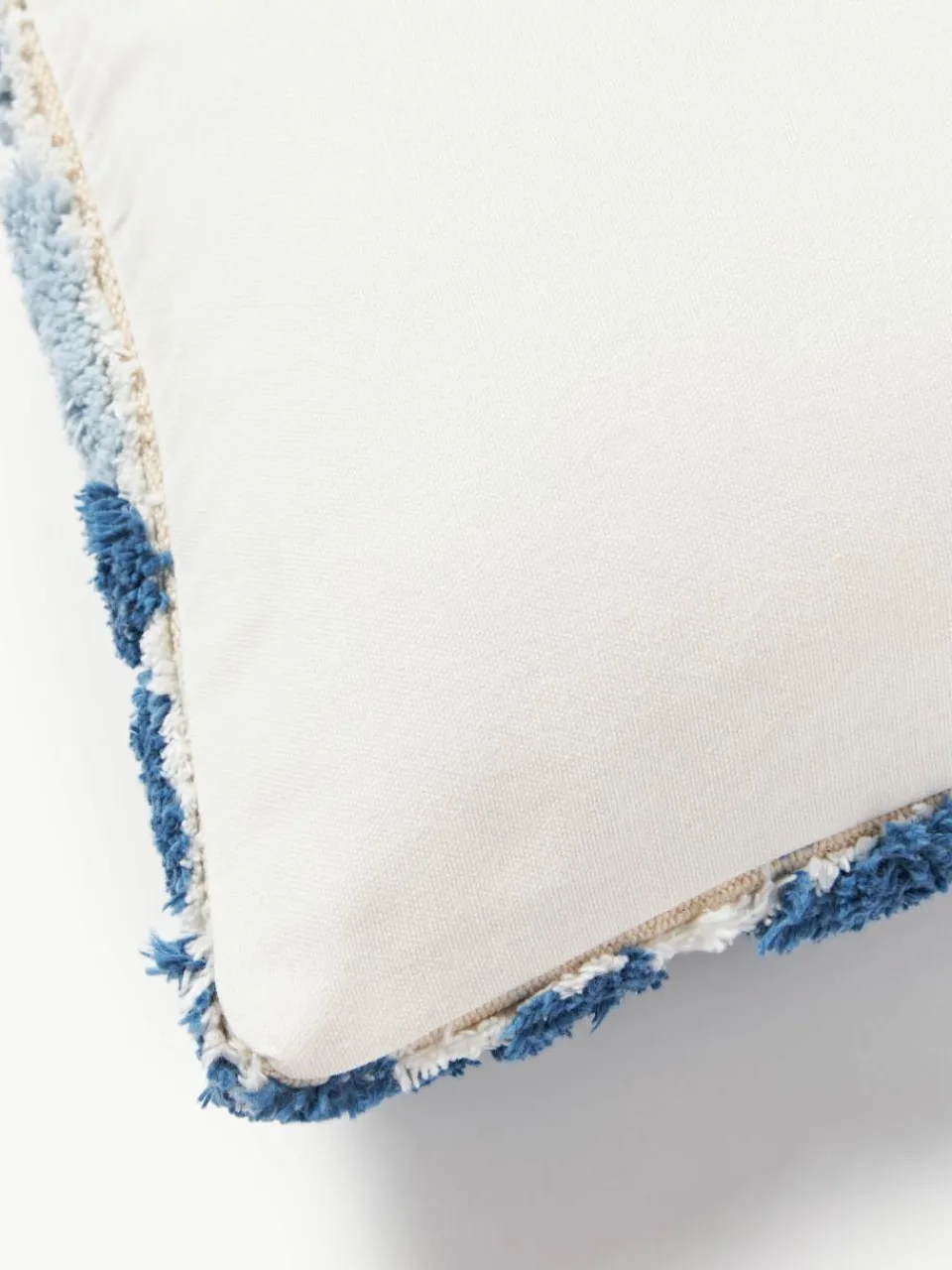 Katoenen kussenhoes Sela met getuft plantenmotief^Westwing Collection New
