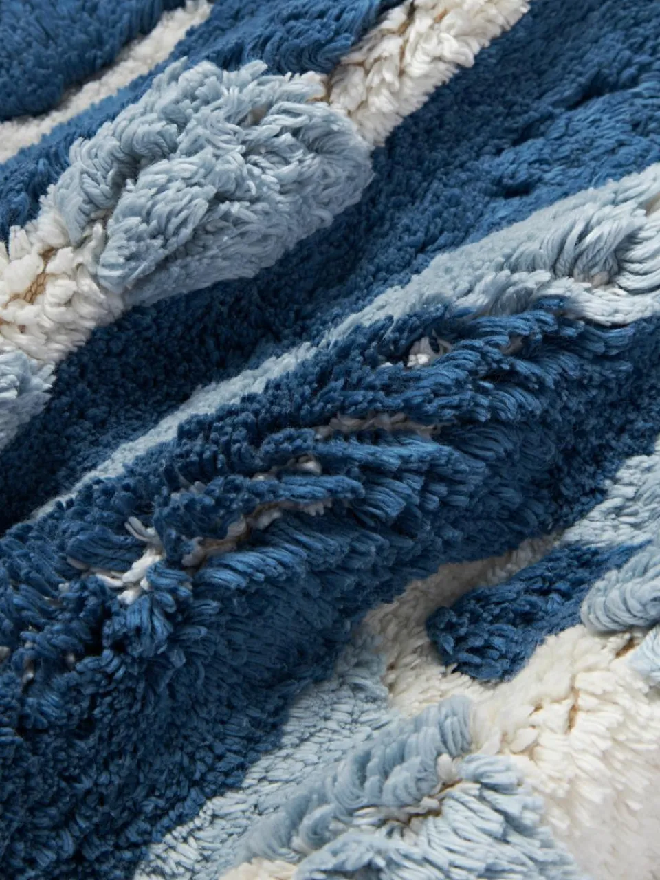 Katoenen kussenhoes Sela met getuft plantenmotief^Westwing Collection New