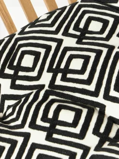 Katoenen zitkussen Sevil met grafische decoratie, 2 stuks^Westwing Collection Clearance
