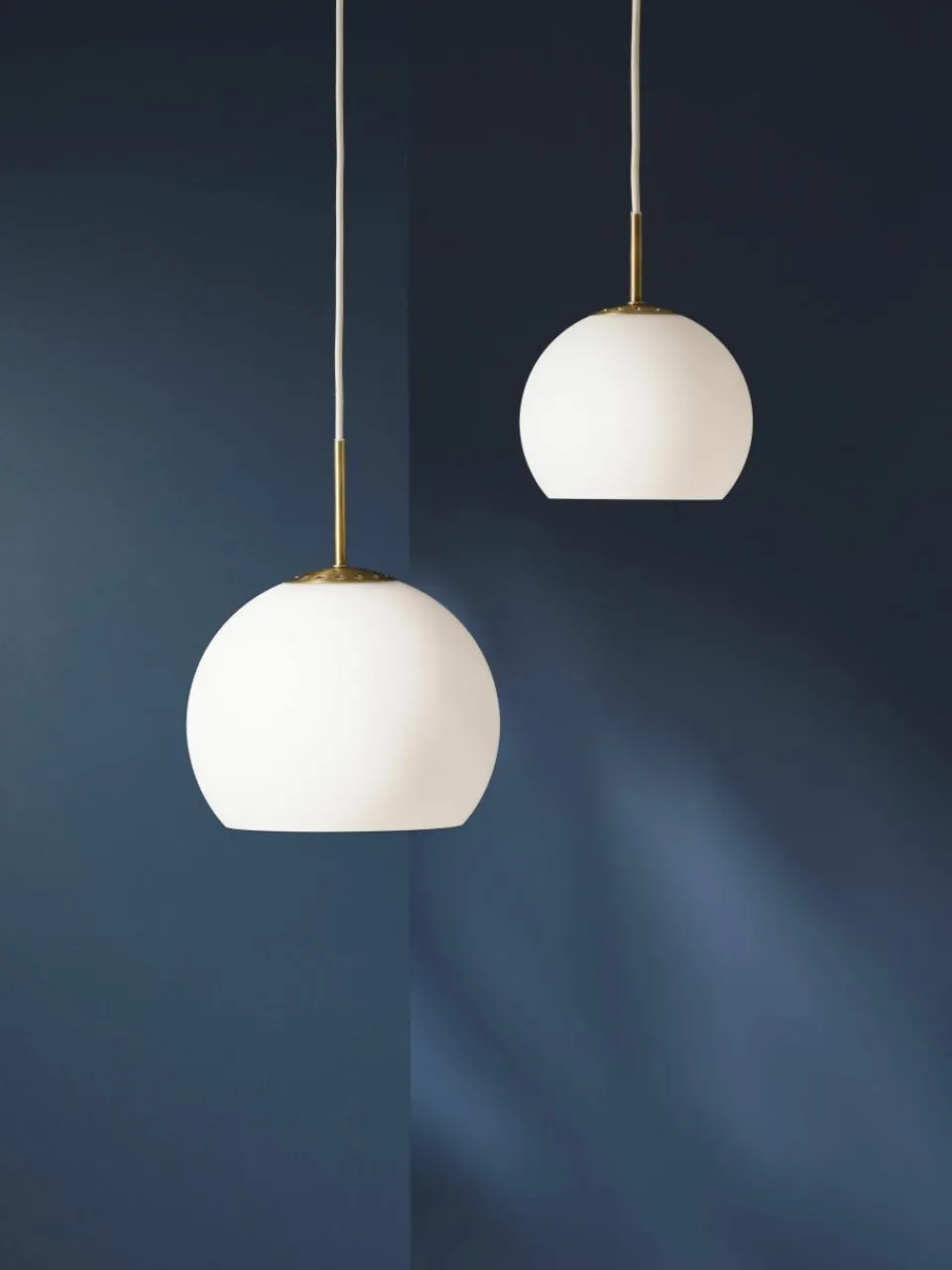 Kleine bolvormige hanglamp Ball, in verschillende formaten^Frandsen Hot