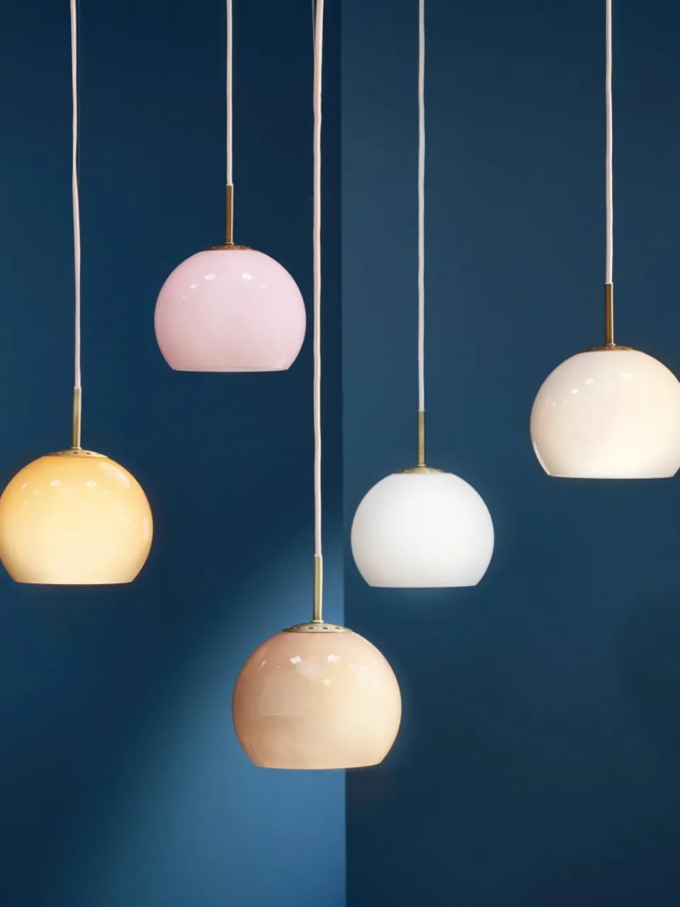 Kleine bolvormige hanglamp Ball, in verschillende formaten^Frandsen Hot