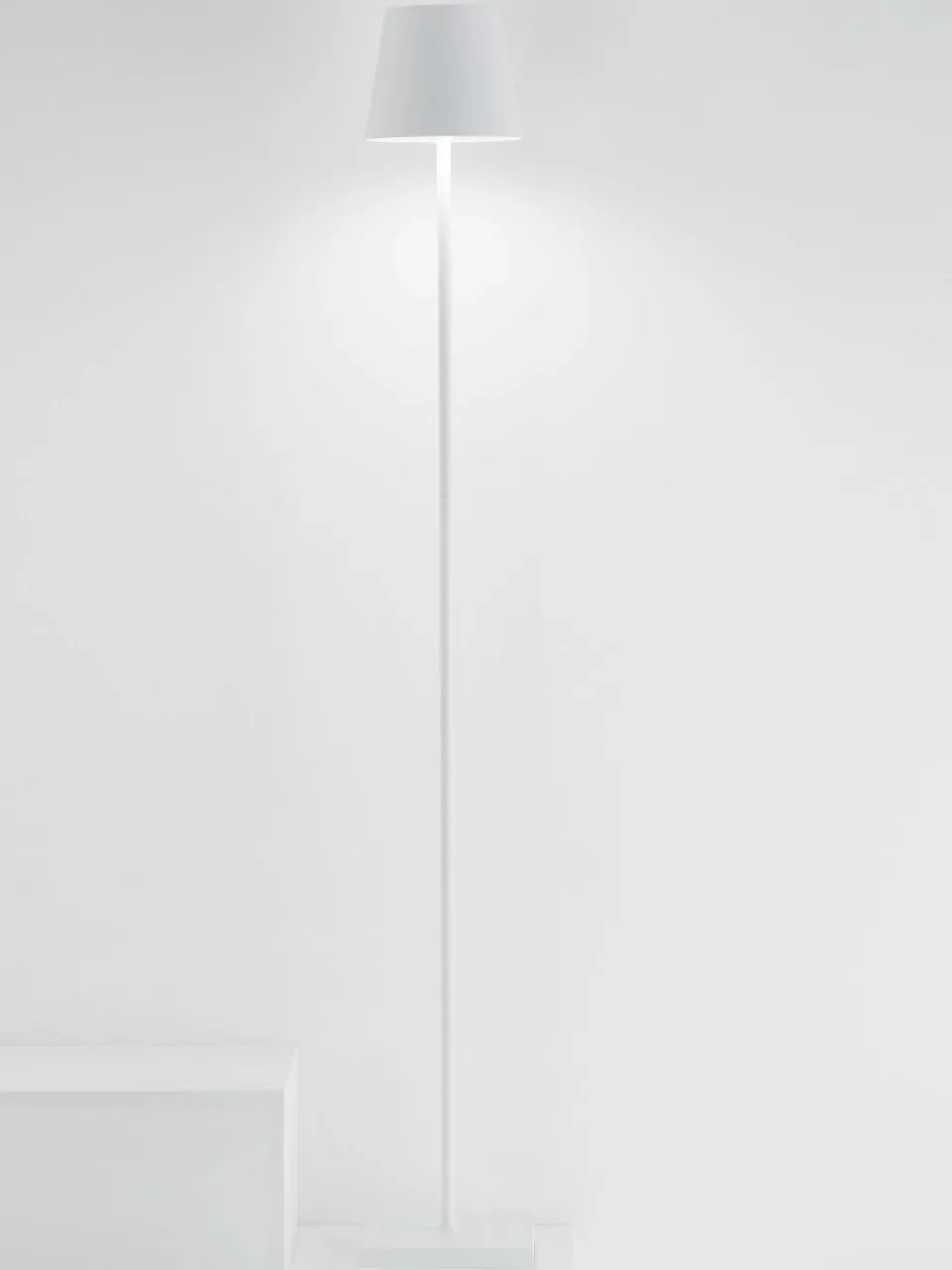 Kleine dimbare LED vloerlamp Poldina, in hoogte verstelbaar^zafferano Outlet