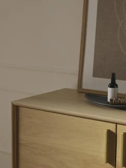 Kleine dressoir Diana van eikenhout^Westwing Collection New