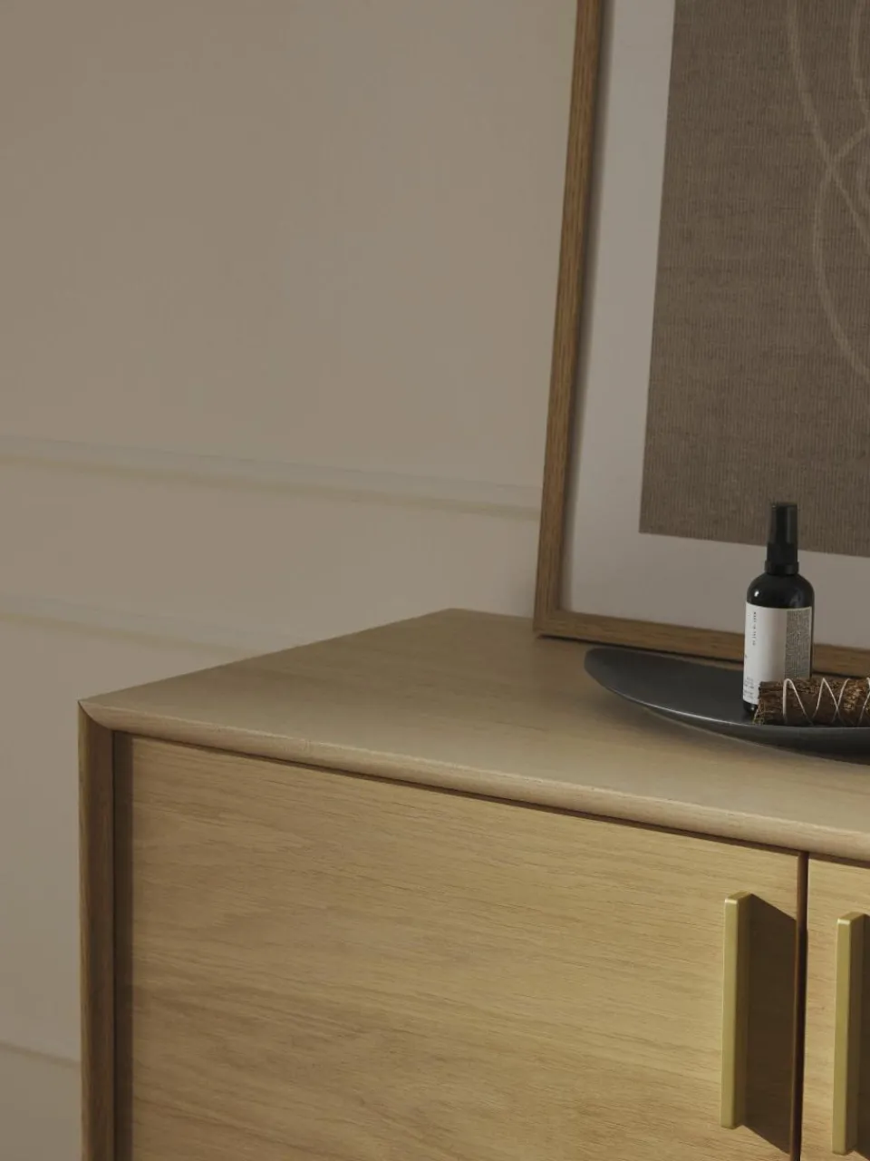 Kleine dressoir Diana van eikenhout^Westwing Collection New