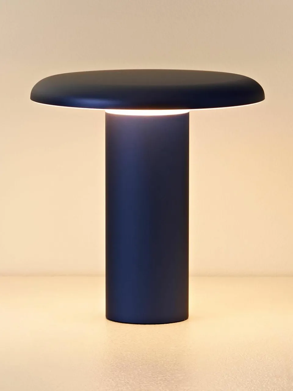 Kleine mobiele LED tafellamp Takku, dimbaar^Artemide Best