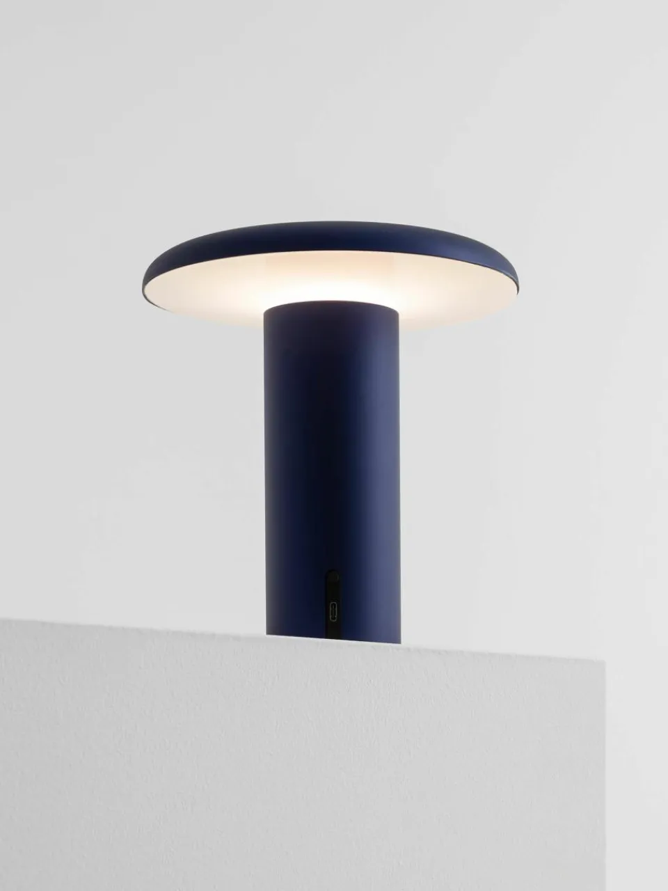 Kleine mobiele LED tafellamp Takku, dimbaar^Artemide Best