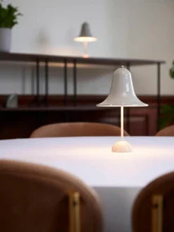 Kleine mobiele LED tafellamp Pantop, design Verner Panton^Verpan Fashion