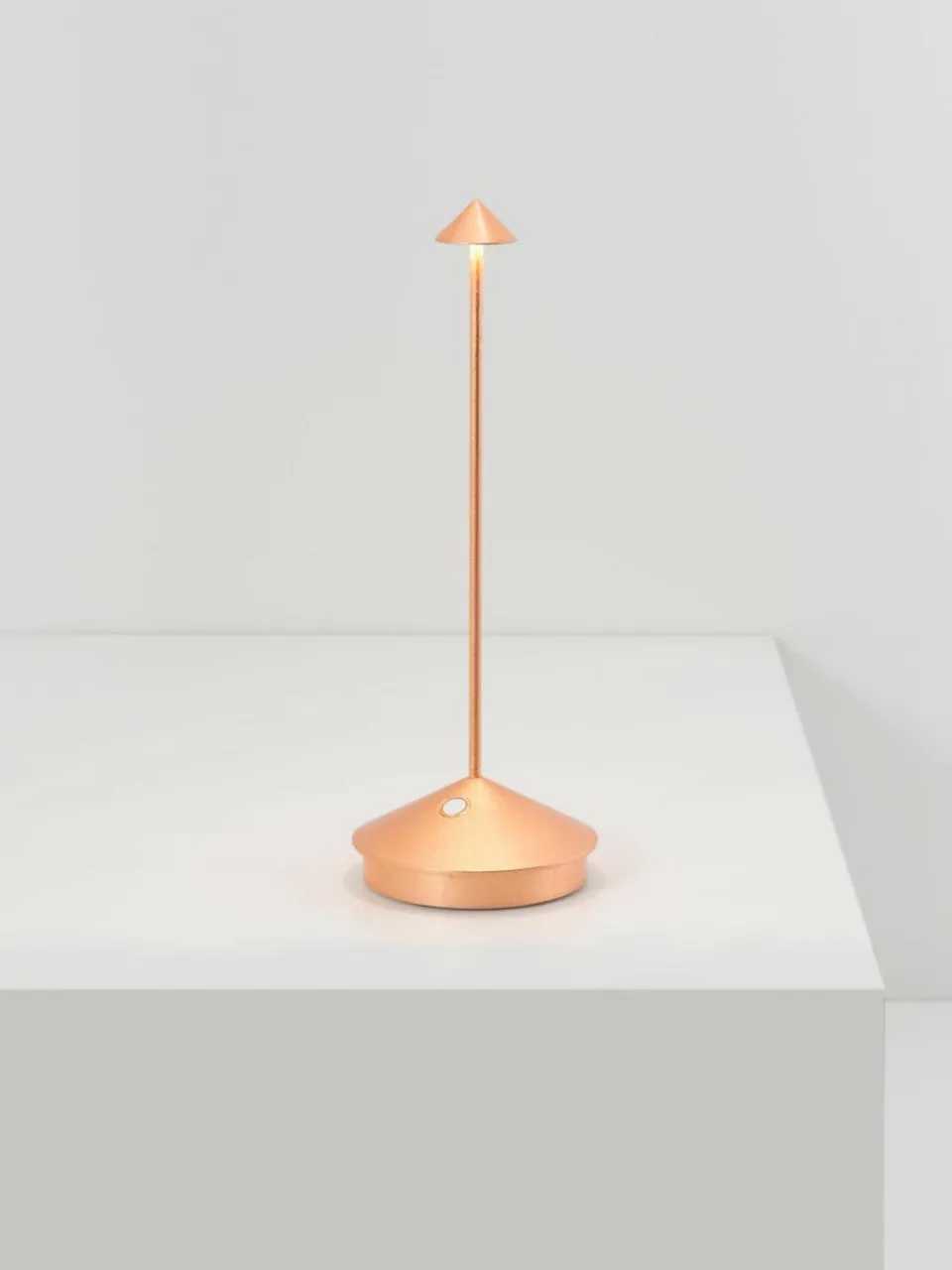 Kleine mobiele LED tafellamp Pina, dimbaar^zafferano New