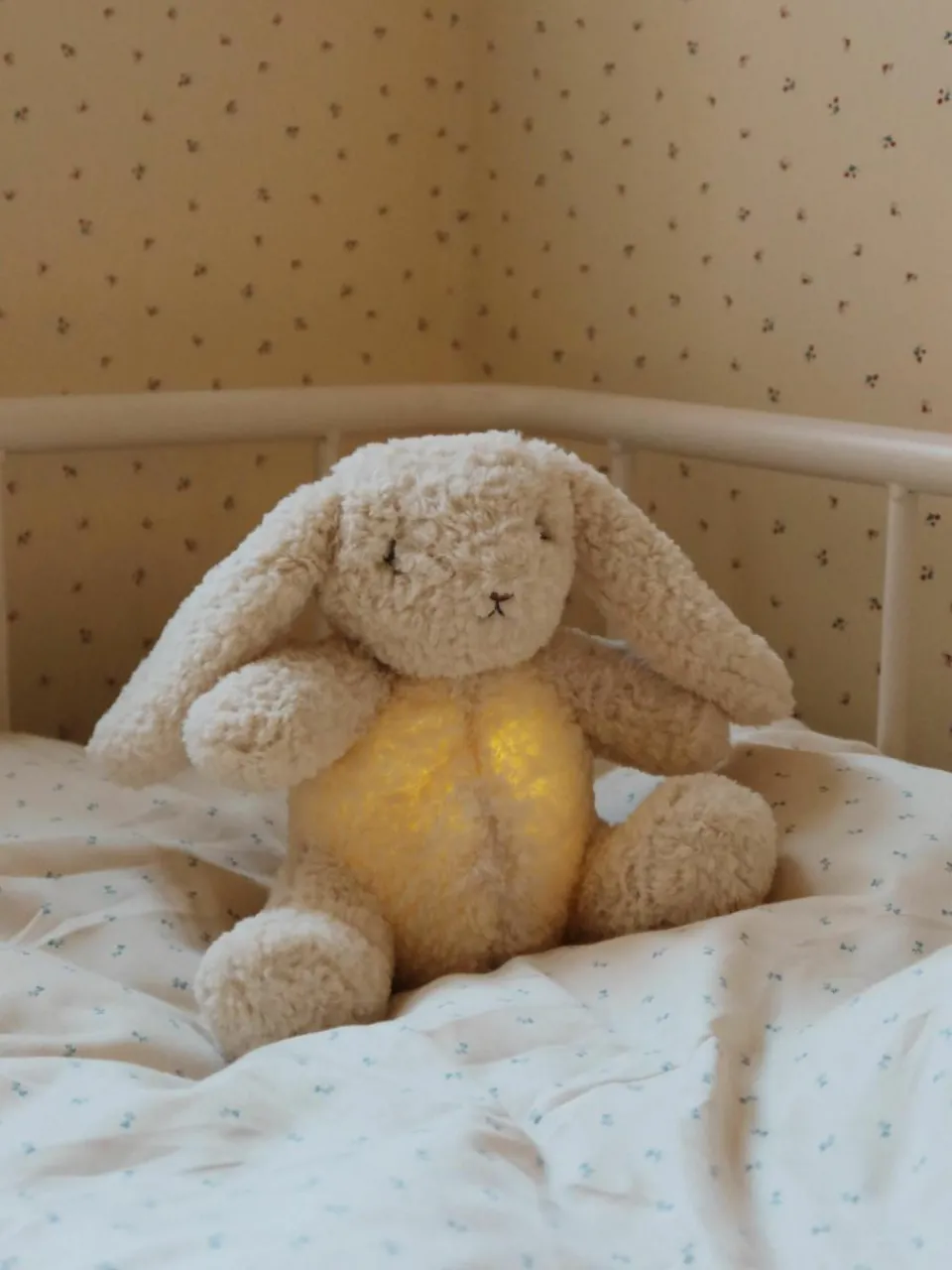 Knuffelkonijntje met LED-lamp en Bluetooth-luidspreker^Konges Slojd Online