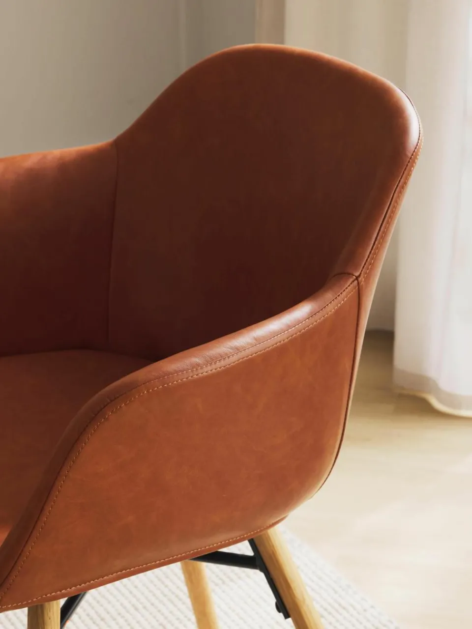 Kunstleren fauteuil Fiji met smalle zitvlak^Westwing Collection Best