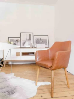 Kunstleren fauteuil Nora met houten poten^Westwing Best