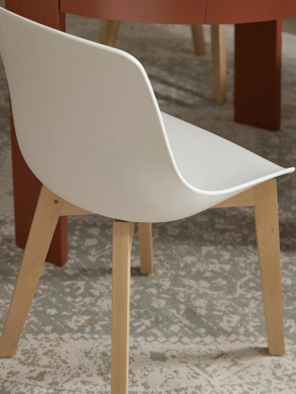 Kunststoffen stoelen Dave met houten poten, 2 stuks^Westwing Collection Clearance