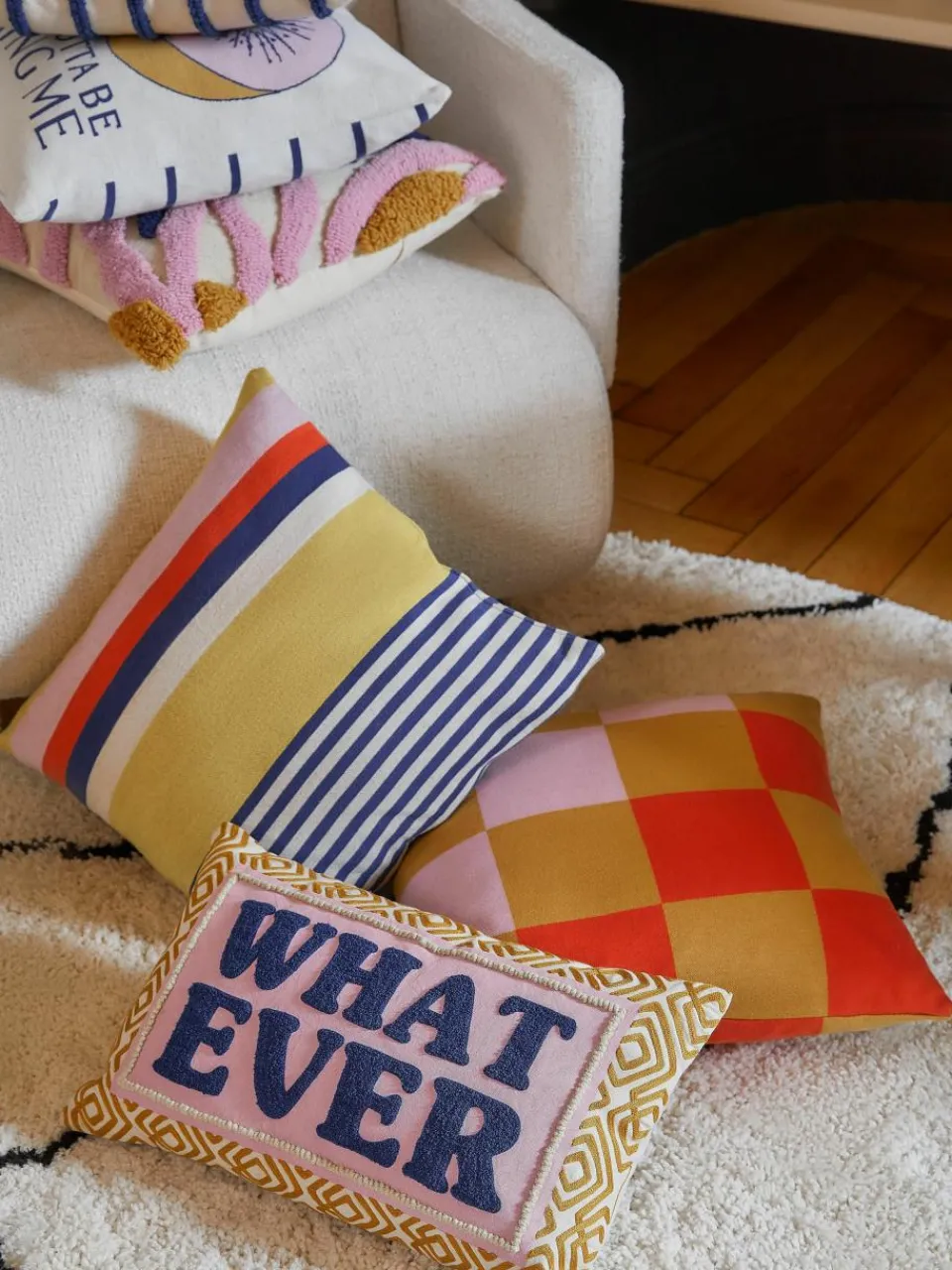 Kussenhoes Whatever met geborduurde tekst^Westwing Collection Hot