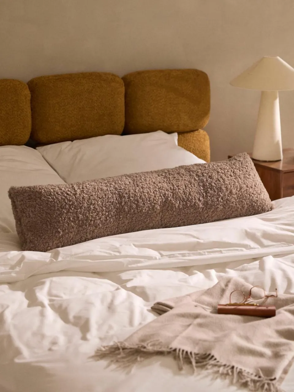 Lang decoratief kussen Dotty van teddy stof^Westwing Collection Sale
