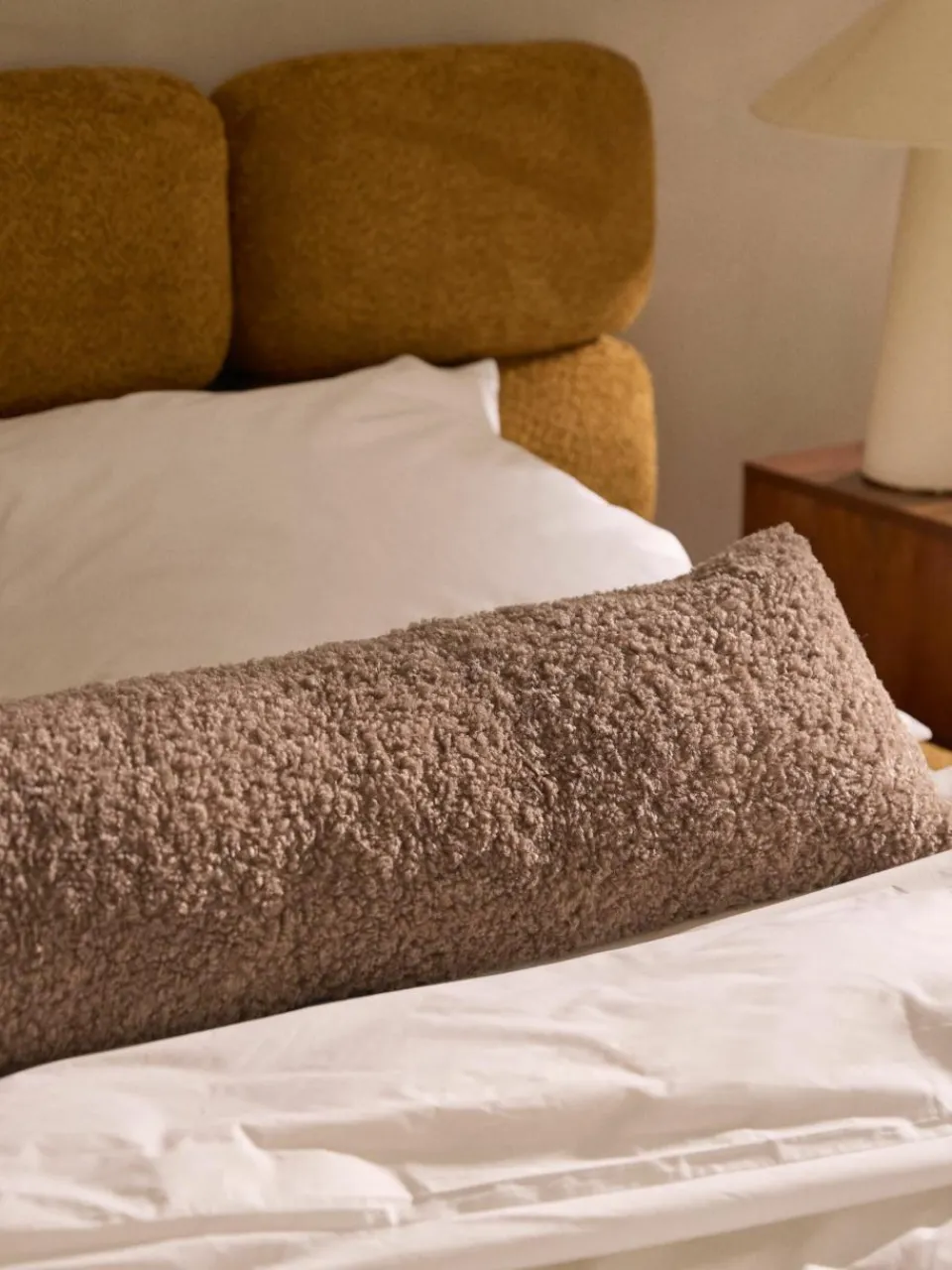 Lang decoratief kussen Dotty van teddy stof^Westwing Collection Sale