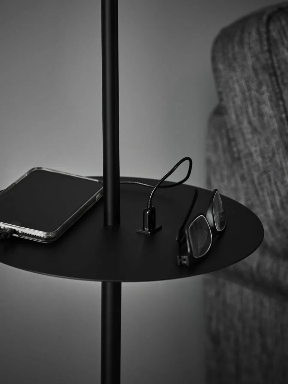 Leeslamp Linear met plank en oplader^Markslöjd Clearance