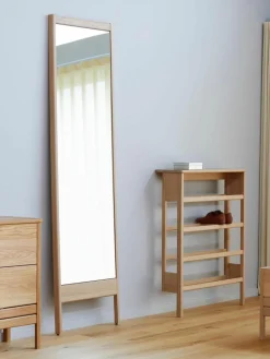 Leunende spiegel A Line van eikenhout^Form & Refine Discount