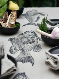 Linnen tafelloper Fish, handgedrukt^Frohstoff Discount