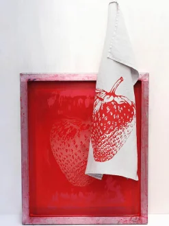 Linnen theedoek Strawberry, handgedrukt^Frohstoff Fashion
