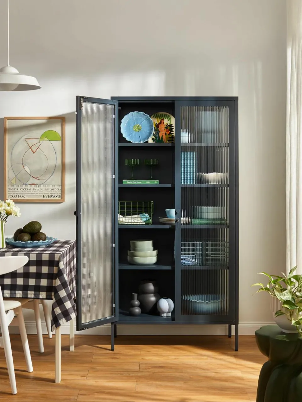 Metalen vitrinekast The Collector met geribbeld glas^Mustard Made Sale