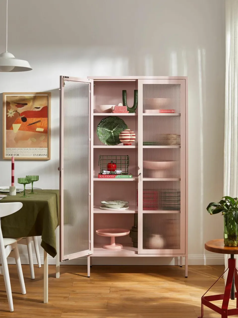 Metalen vitrinekast The Collector met geribbeld glas^Mustard Made Clearance