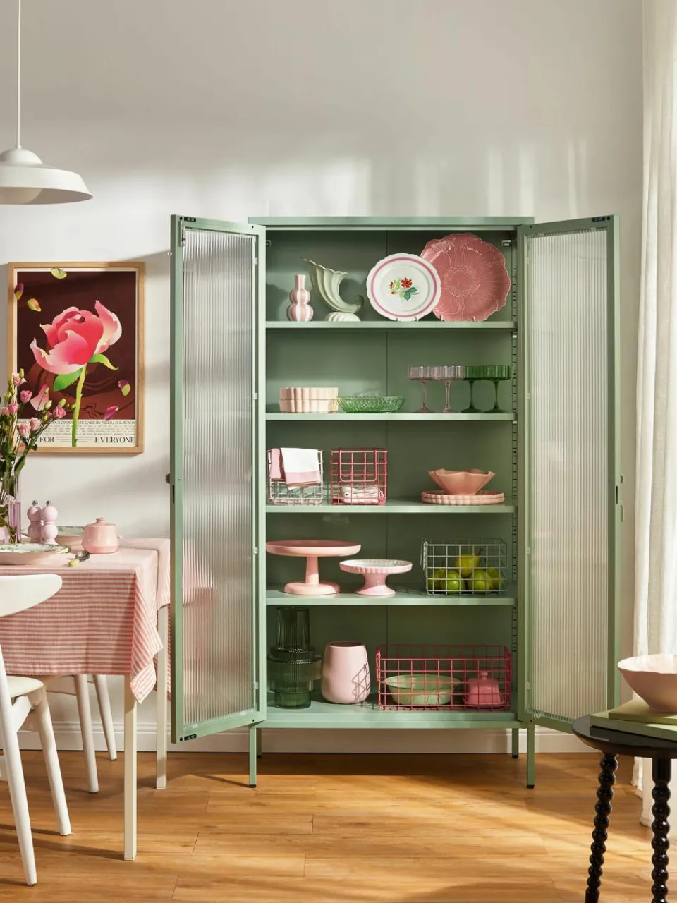 Metalen vitrinekast The Collector met geribbeld glas^Mustard Made Online