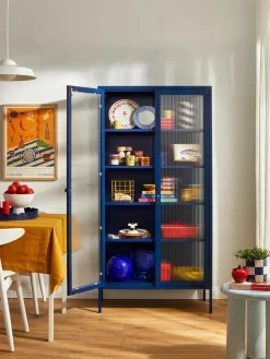 Metalen vitrinekast The Collector met geribbeld glas^Mustard Made Hot