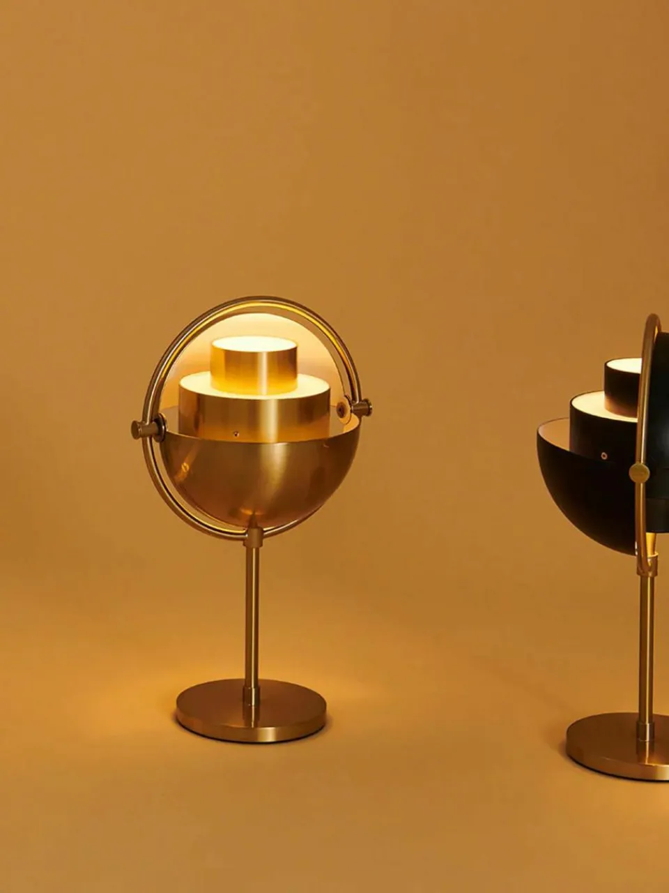 Mobiele dimbare tafellamp Multi-Lite, verstelbaar^GUBI Online