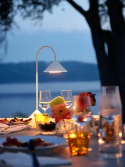 Mobiele outdoor LED tafellamp Grasp, dimbaar^Frandsen New